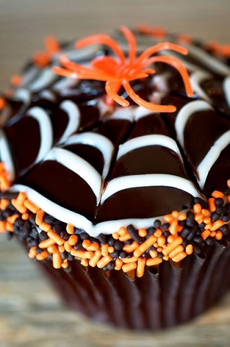 spiderweb-halloween-cupcake