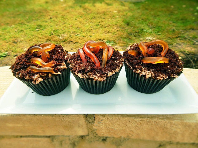 How to Make Mud Cupcakes with Worms
