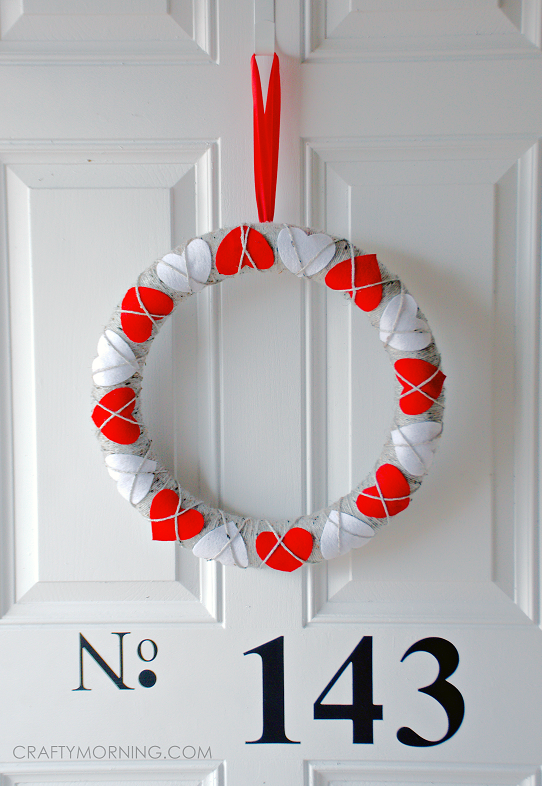 felt-heart-valentine-wreath