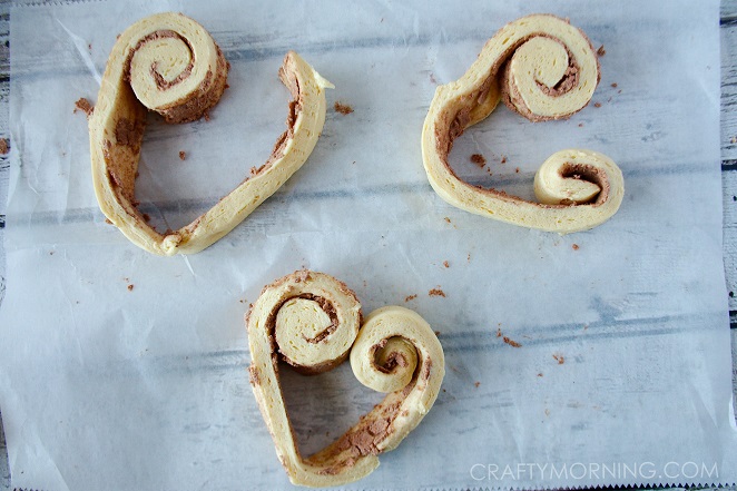 heart-shape-cinnamon-rolls-valentines