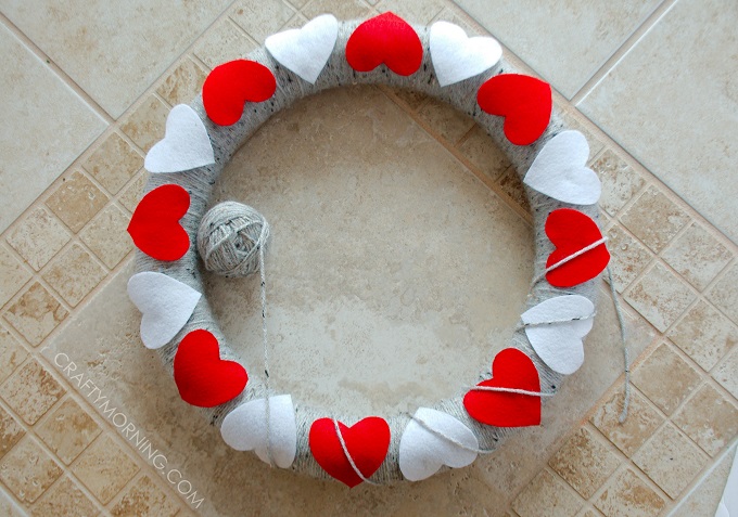 heart-yarn-felt-valentine-wreath